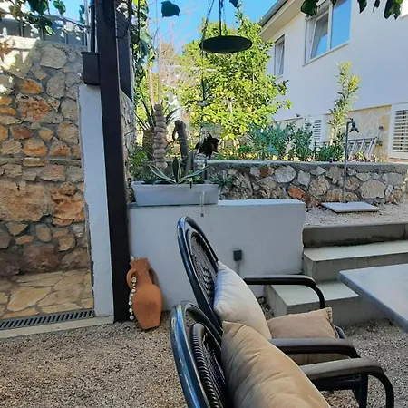 Garden , Homeandsail Apartamento Jezera